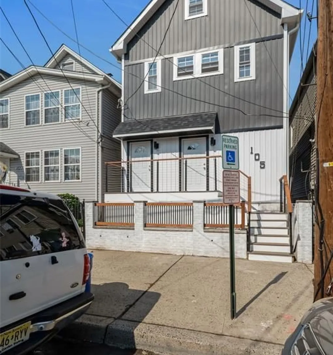 2 bed, 900 sqft, $2,450 — Photo 2