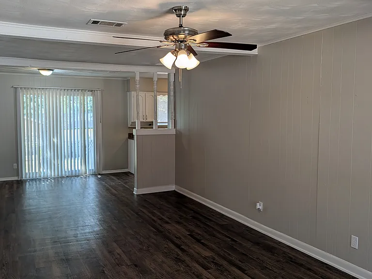 1820 Warren Ln — Photo 4
