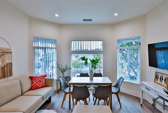 3 bed, 700 sqft, $3,550 — Photo 2