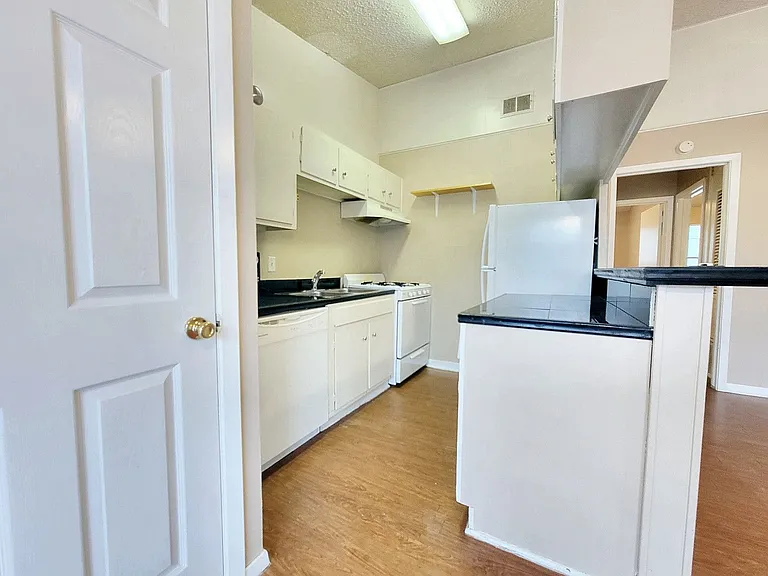 618 W 51st St #104 — Photo 11