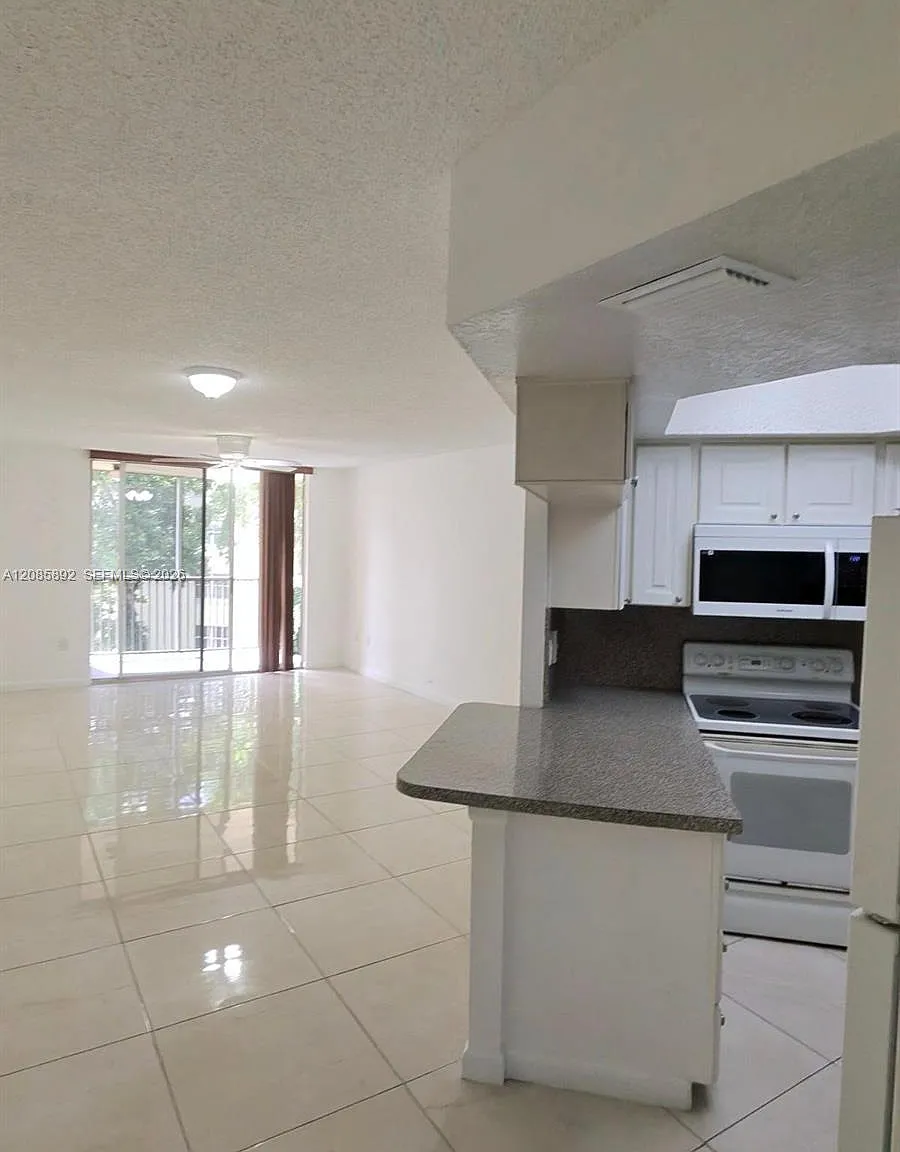 Las Vistas At Doral Condo — Photo 1