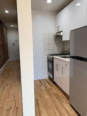 5th image of 265 W 19th St APT 5D