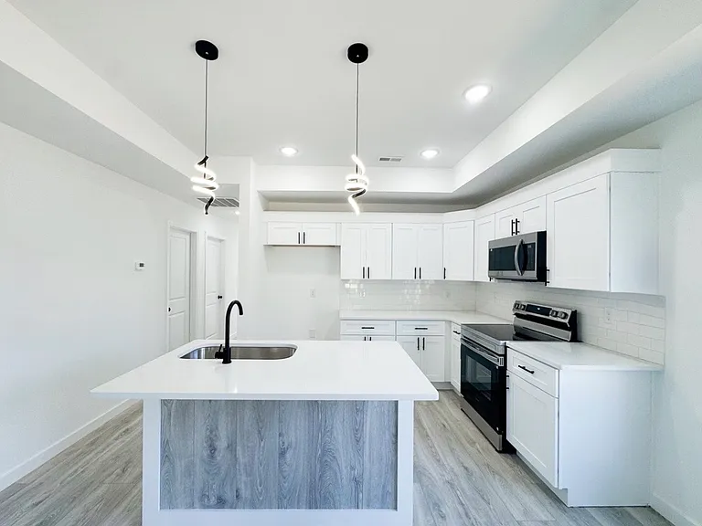 142 Andover Rd — Photo 1