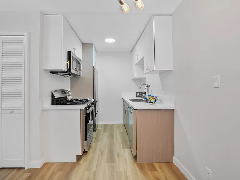 419 N Broadway — Photo 16