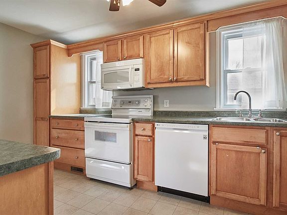 4th image of 573 Sinclair St