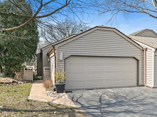 802 Shoreline Rd, Lake Barrington, IL 60010
