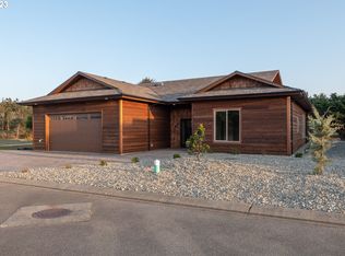 542 Seabird Dr SW, Bandon, OR 97411