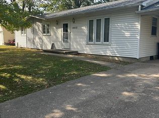 1013 S Locust St, Sesser, IL 62884