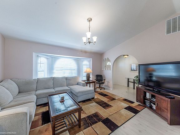 3rd image of 105 Broadmoor Ln