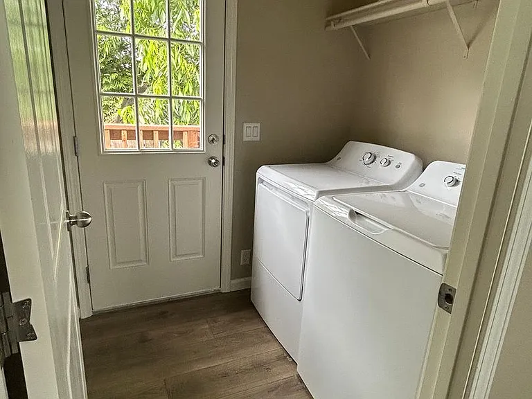 515 E Walnut St — Photo 14