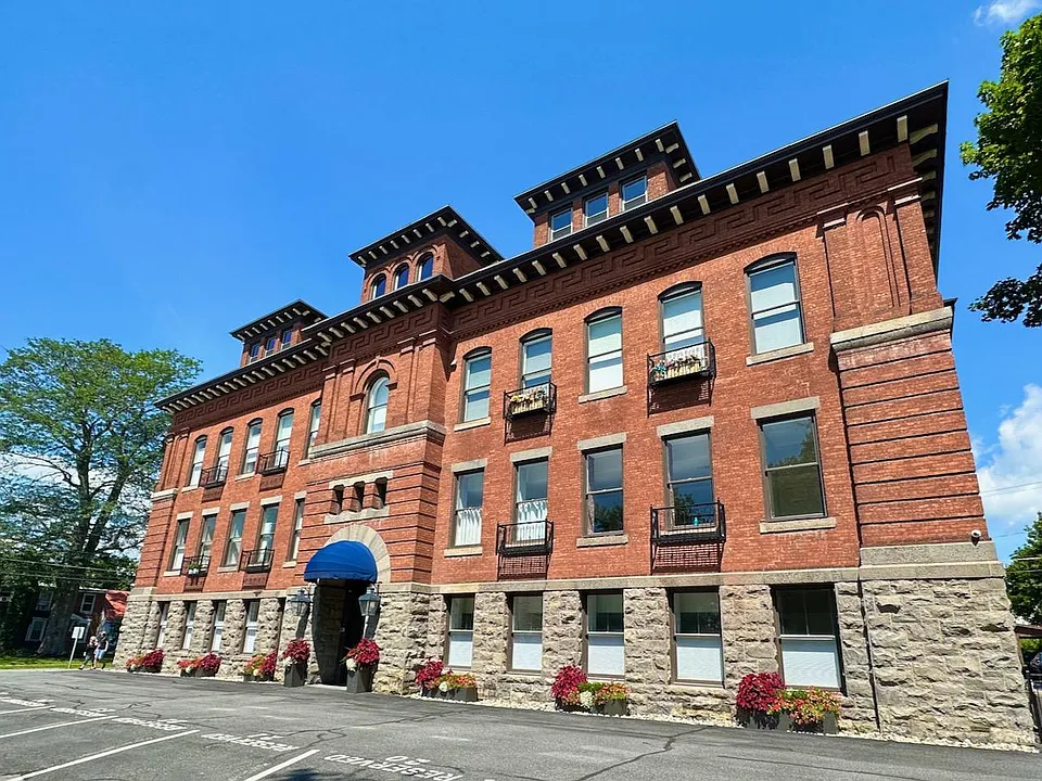 77 Van Dam St #105
