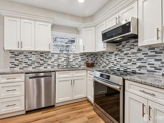 4th image of 32 Tanglewood Ln