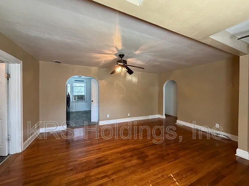 Studio, $2,400 — Photo 2
