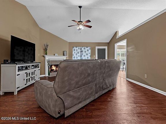4th image of 4103 Meadow Creek Dr