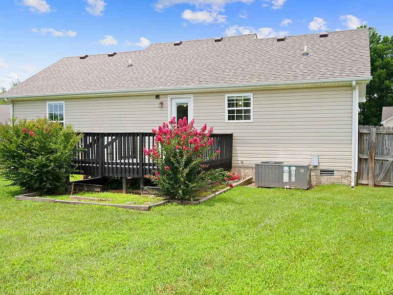 574 Oakmont Dr — Photo 24