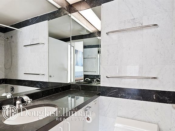5th image of 150-156 W 56th St APT 3211