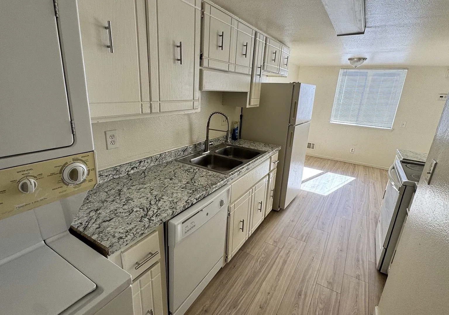 2 bed, 1 Bath, 900 sqft with washer/dryer hookups and 1 car garage — Photo 4