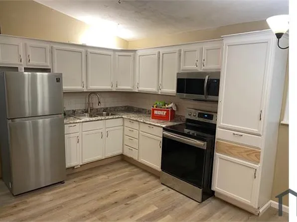 10048 Count Dr, Saint Louis, MO 63136