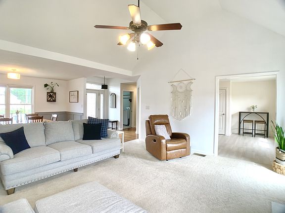 5th image of 590 Mountain View Ct