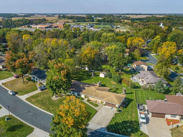 808 Hillcrest Dr, Montgomery, MN 56069