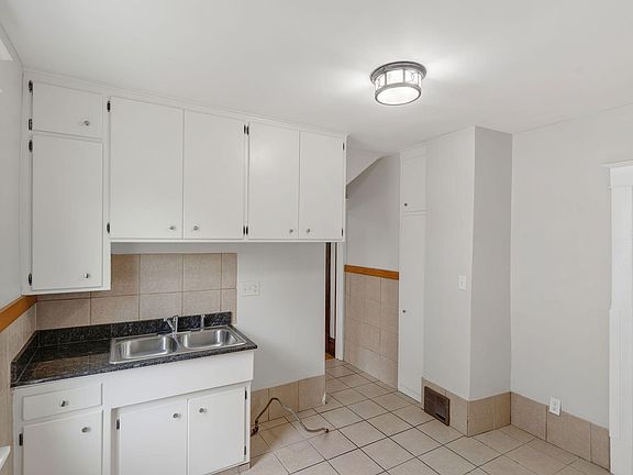 4th image of 1302 Hewitt Ave