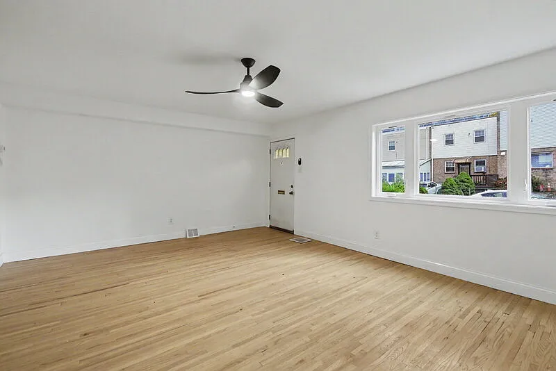 3 bed, 1.5 bath, 1402 sqft, $2,000 — Photo 4