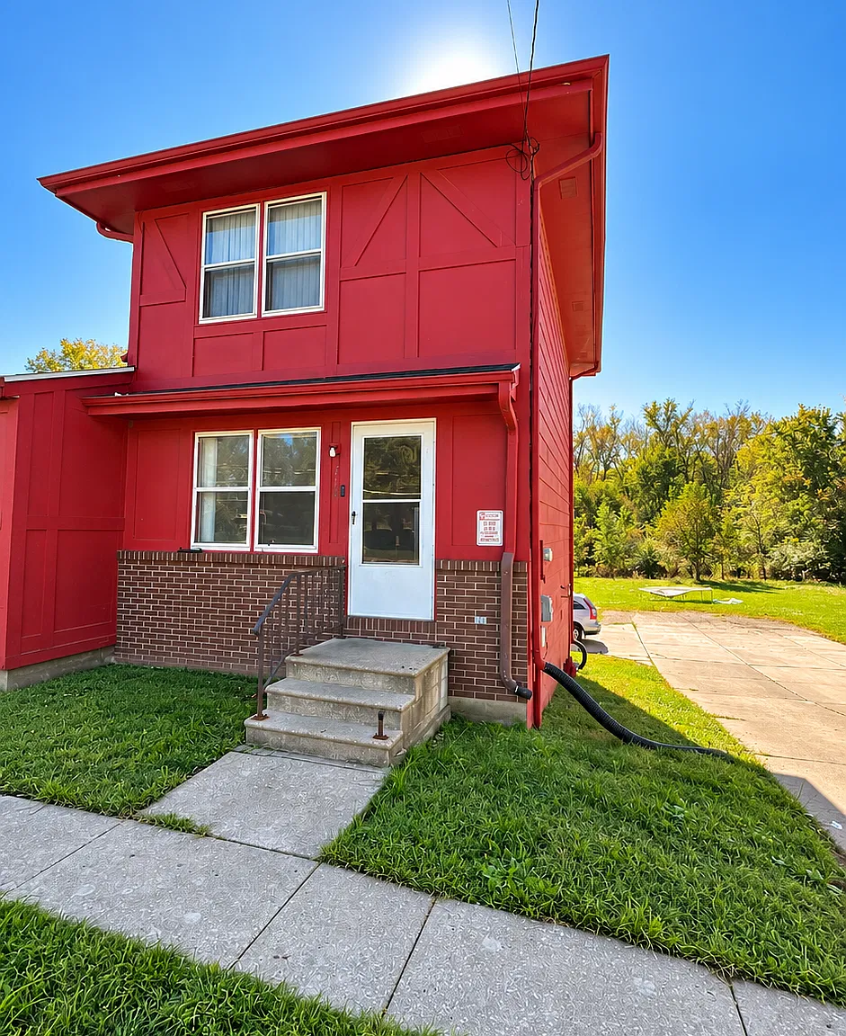 3 bed, 1.5 bath, 822 sqft, $1,225 — Photo 1