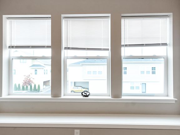 Bay window with bench in bedroom