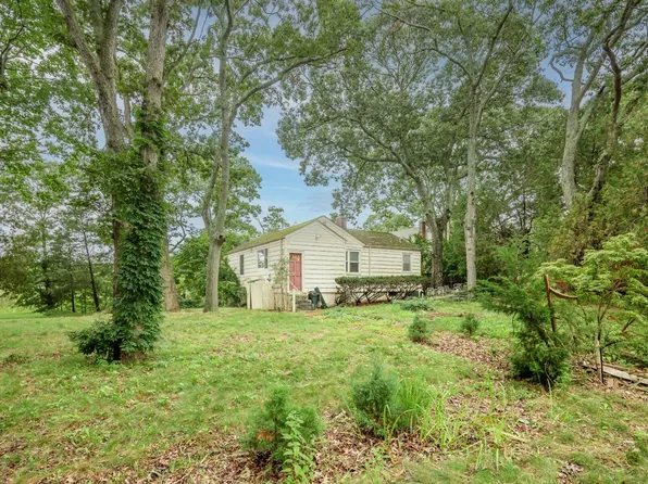 https://photos.zillowstatic.com/fp/1ac4b91548f0bb35b742fe405bf67785-p_e.webp