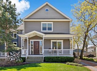 141 Sunnyside Pl, Libertyville, IL 60048