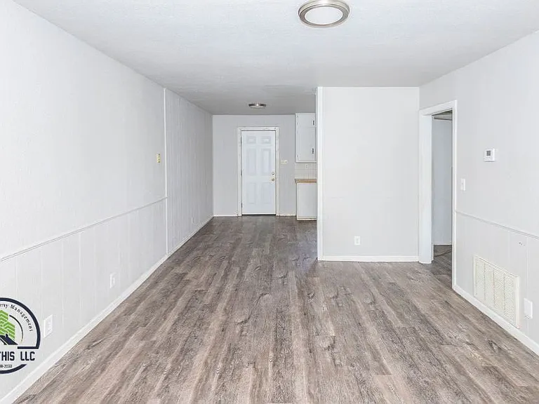 711 W Elder Ave — Photo 3