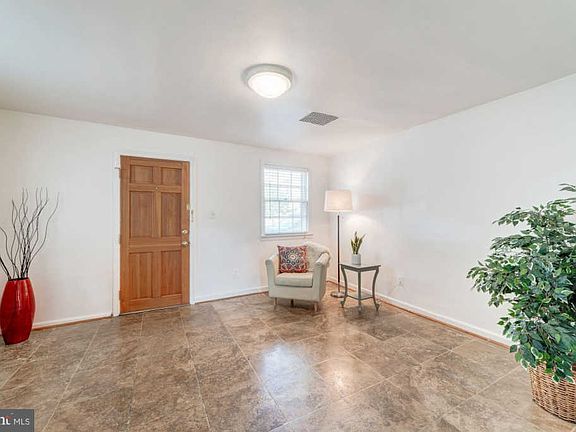 4th image of 906 Queen St