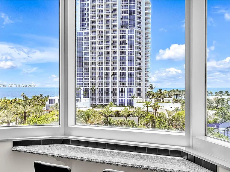 300 S Pointe Dr #809 — Photo 14
