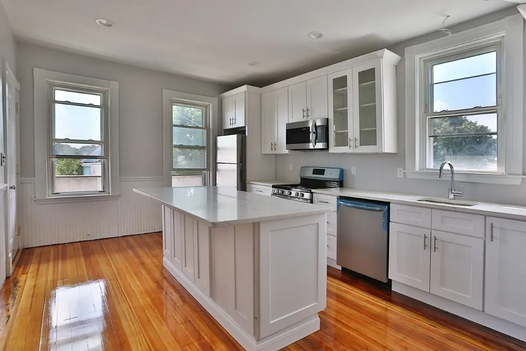 Building Photo - 73 Barnes Ave #3