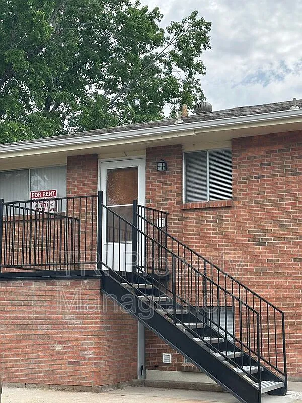 2 bed, 1.0 bath, $1,050 — Photo 2