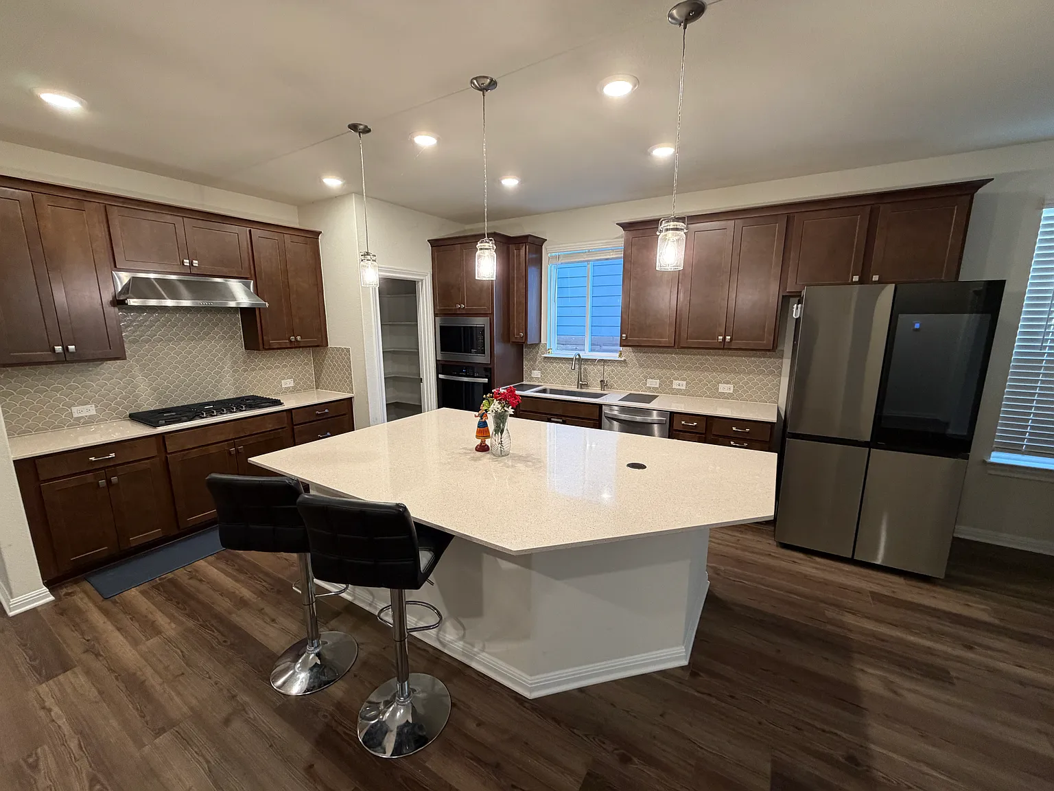 5 bed, 3300 sqft, $3,495 — Photo 2
