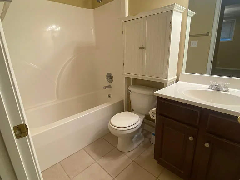 Primary en suite bathroom