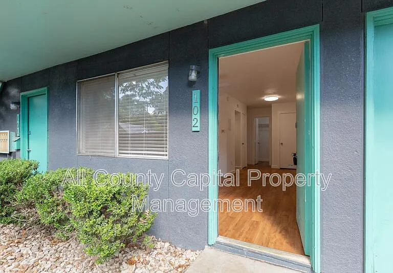 502 W 35th St #105 — Photo 3
