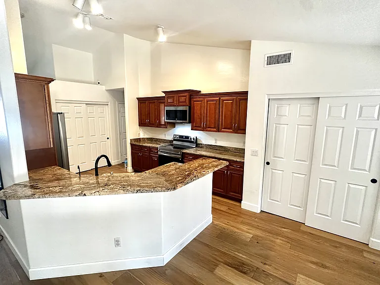 723 W Leah Ct — Photo 4