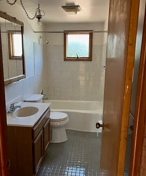 98 Mumford St — Photo 4