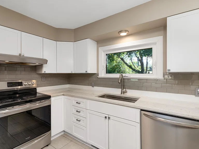 4047 Ledgestone Dr — Photo 6