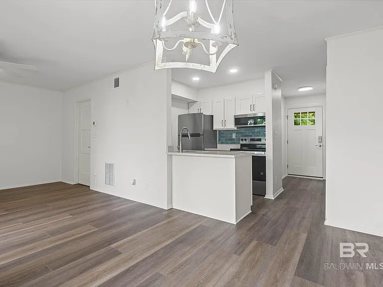 2024 Sea Cliff Dr N #2024 — Photo 6