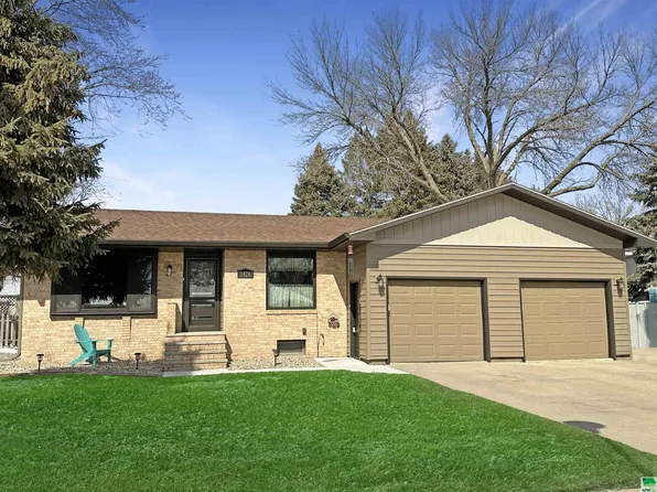 1424 Crestview Dr, Vermillion, SD 57069