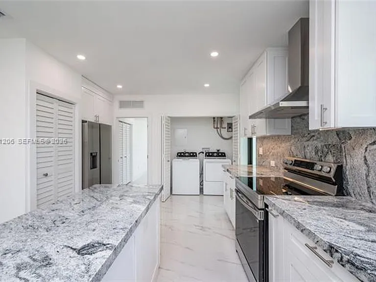 1621 S Treasure Dr #1621 — Photo 1