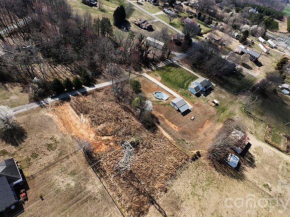 4th image of 907 Honeysuckle Dr