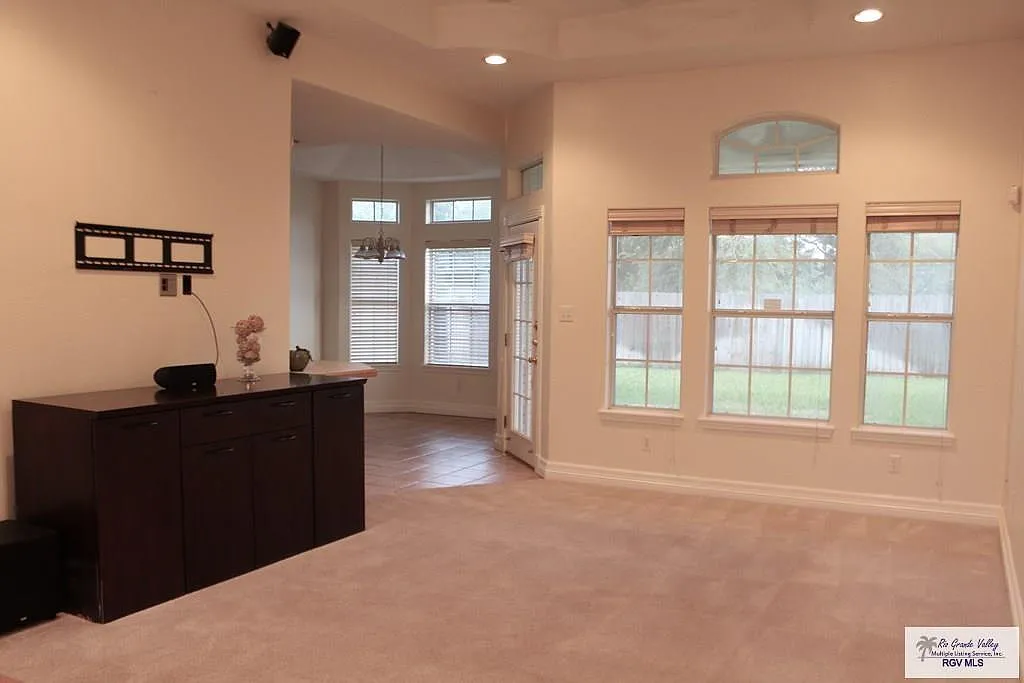 3 bed, 2.0 bath, 1723 sqft, $1,800 — Photo 3