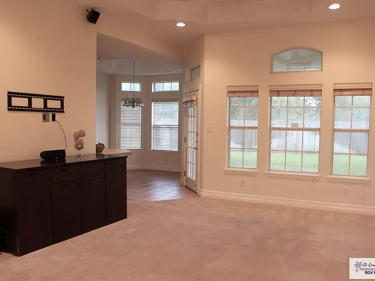 1418 Summerfield Ln — Photo 3