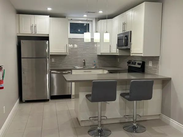 130 Napoli Dr #2, Hamilton, ON L9C 6X2