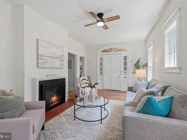 4323 Fessenden St NW, Washington, DC 20016
