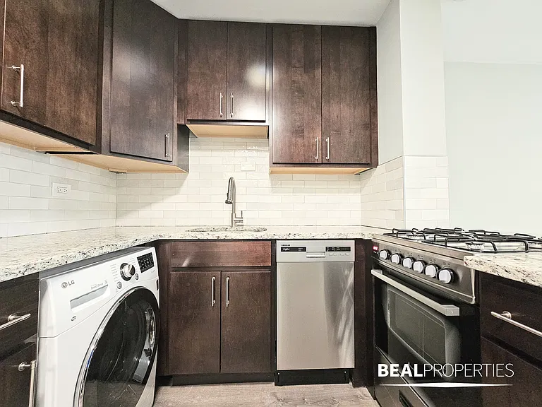 445 W Barry — Photo 22